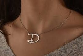 10 Model Kalung Inisial Elegan yang Pas untuk Segala Acara 